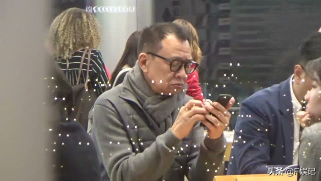 一家四口逛街陪女儿买手表71岁许绍雄忙着不停按手机