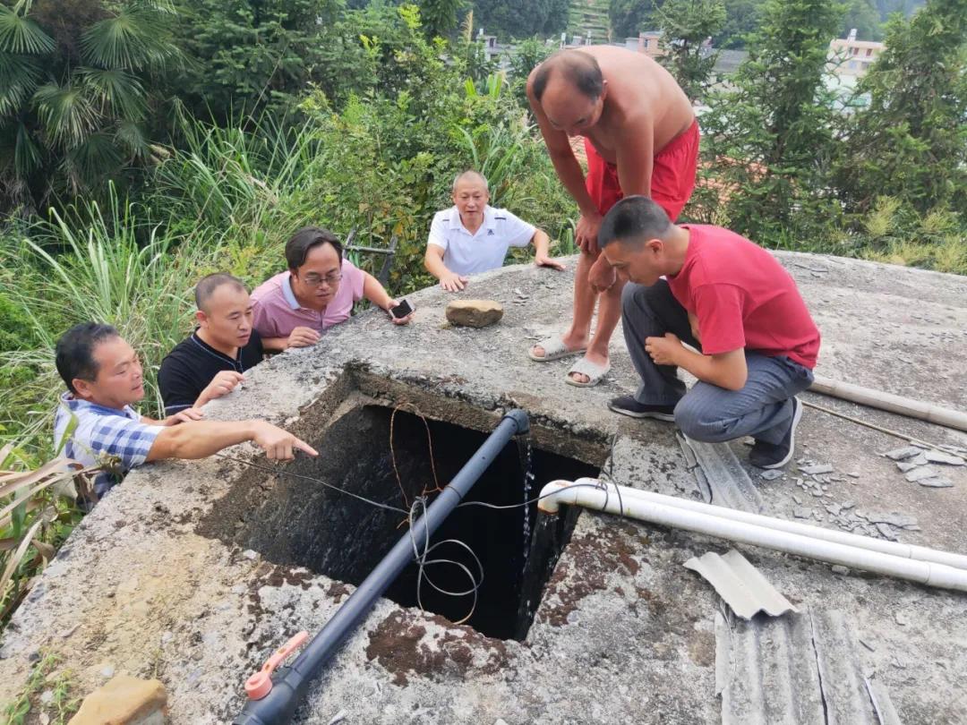 痛心为掩护群众两名警员中弹牺牲,痛心他倒在抗疫一线因公殉职