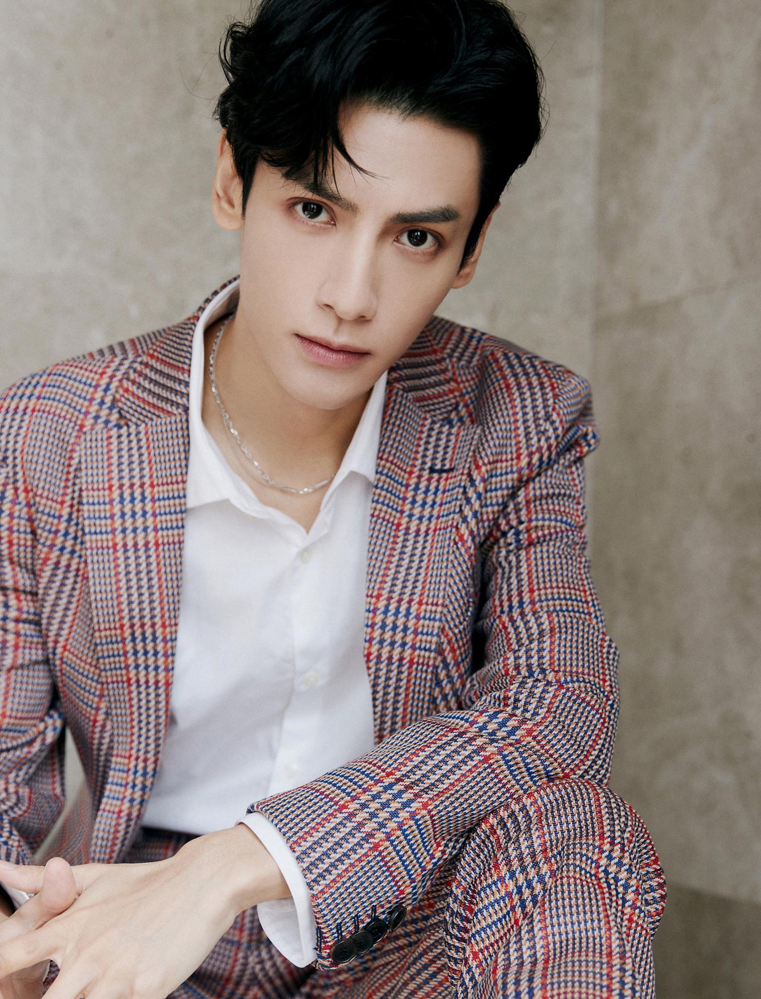 罗云熙何以笙箫默穿西装,罗云熙白衣现代古风西装