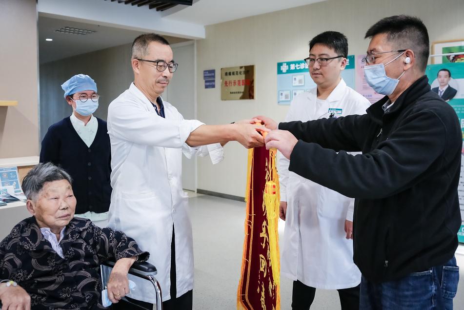 70多岁老妇得了带状疱疹能治愈吗,八十多岁老人带状疱疹神经痛