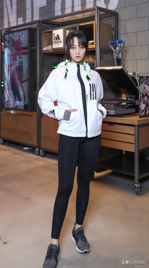 蓝盈莹连体衣,蓝盈莹穿高筒袜