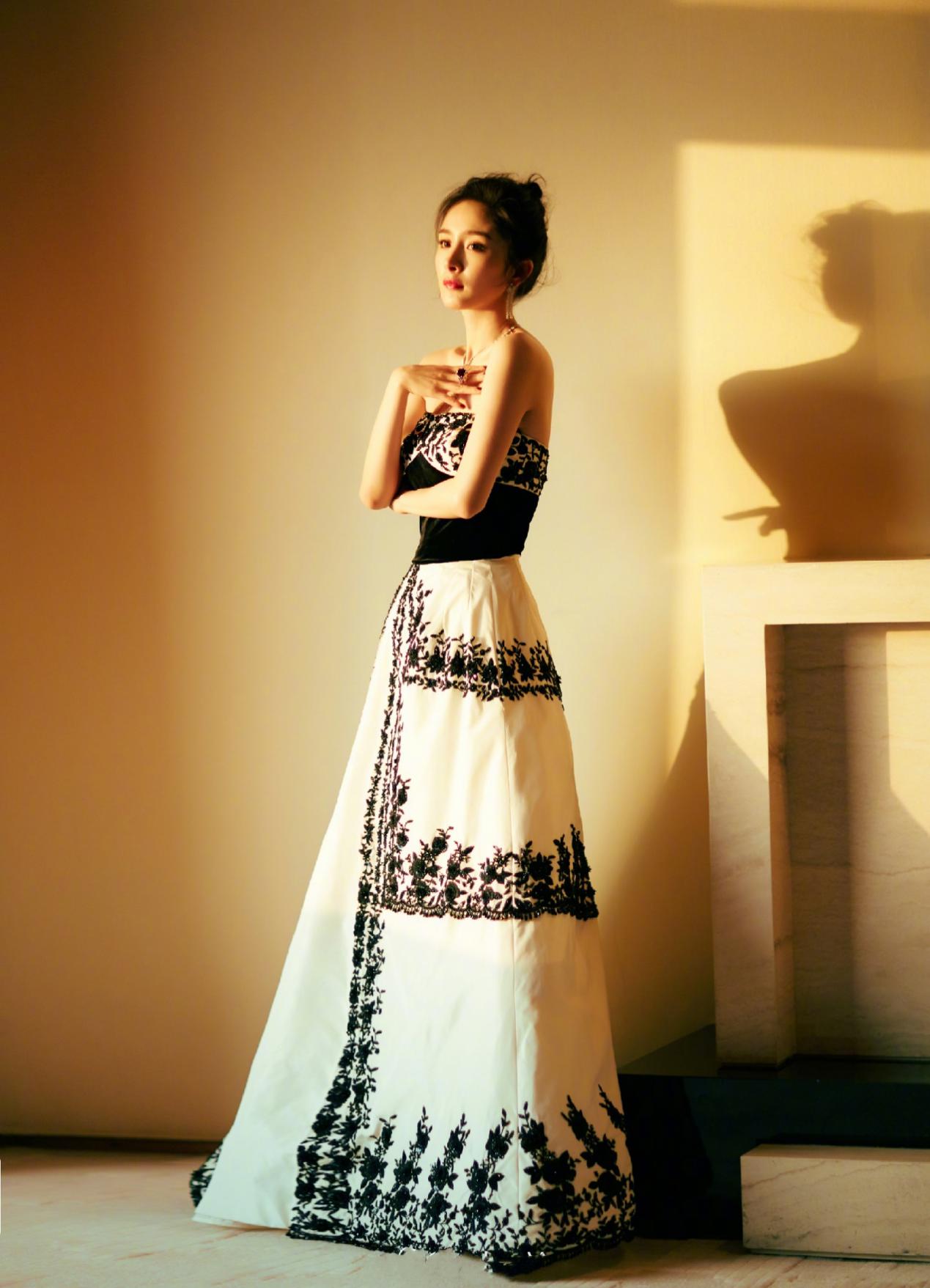 高圆圆一条土掉渣的碎花裙,高圆圆一袭长裙微露香背好看至极