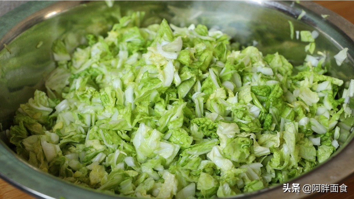 多用这菜调包子馅,多用这面擀包子皮,孩子吃促消化,成人吃减肉