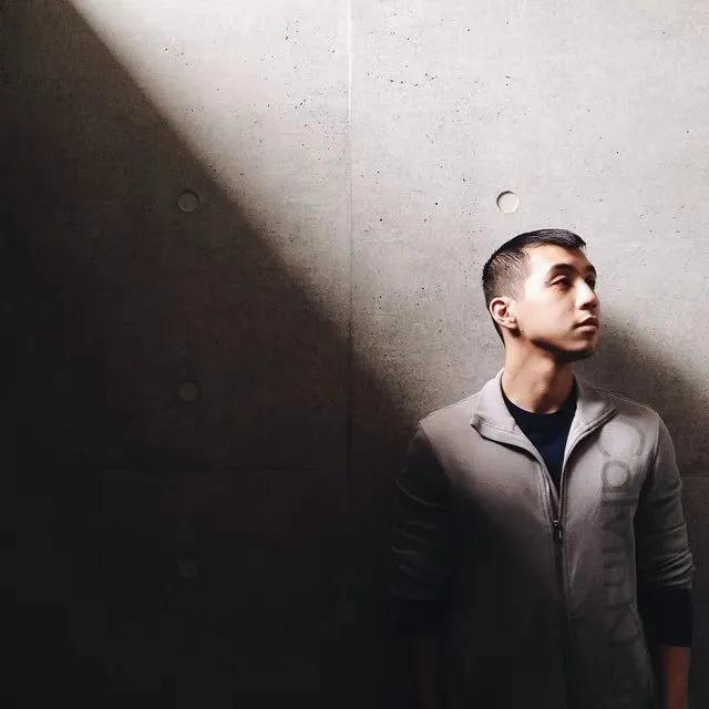 拍照姿势大全男生对镜子超清,男生在花海怎么拍照姿势好看