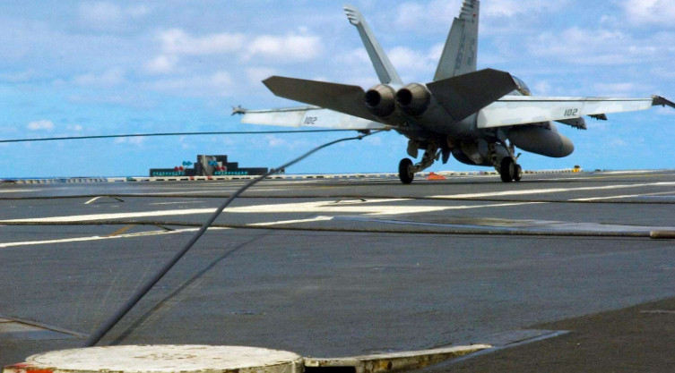 航母4根拦阻索为啥减到3根,航母上的阻拦索是怎么勾住飞机的