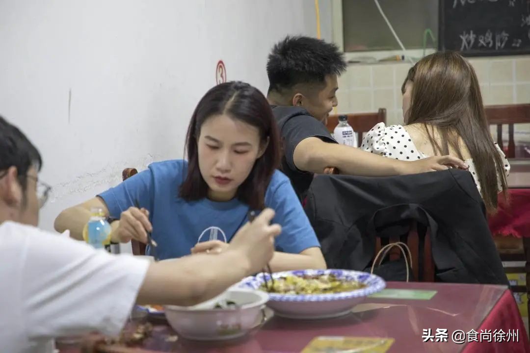 很多人从这家夫妻馆子认识徐州菜，芝麻鸡、沸腾鱼爆辣爆好吃