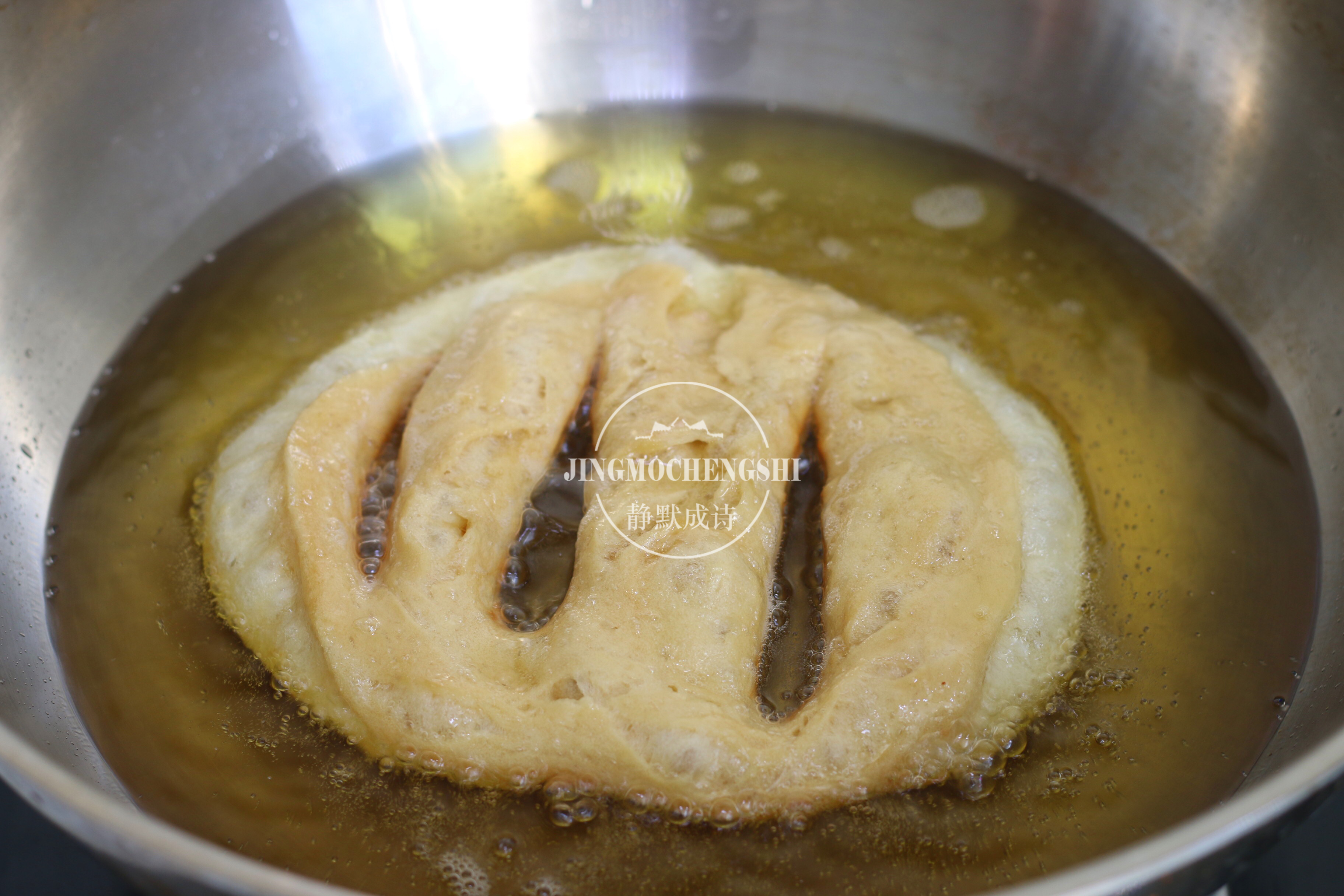 糖油饼怎么做又软又好吃又简单,早餐老北京糖油饼做法大全视频