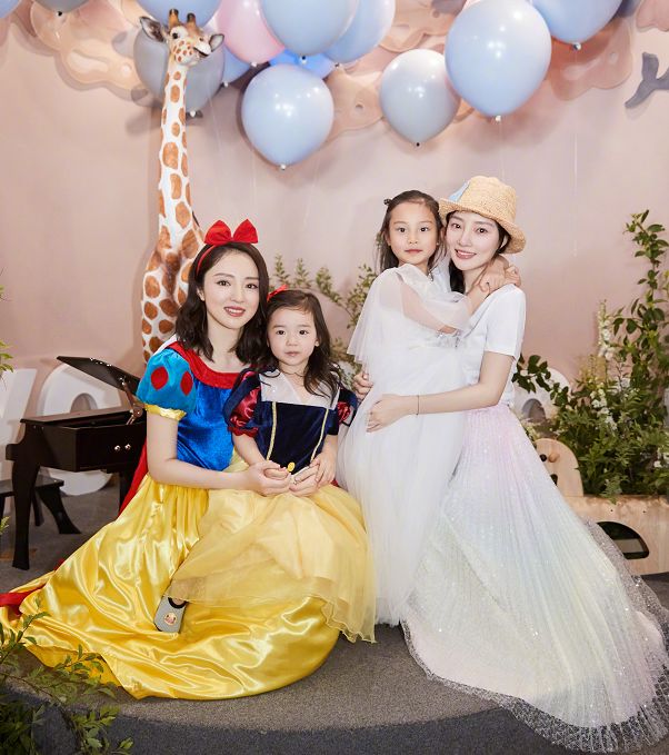 甜馨改名随李小璐姓？大名疑似李奕涵，孩子改名需贾乃亮同意