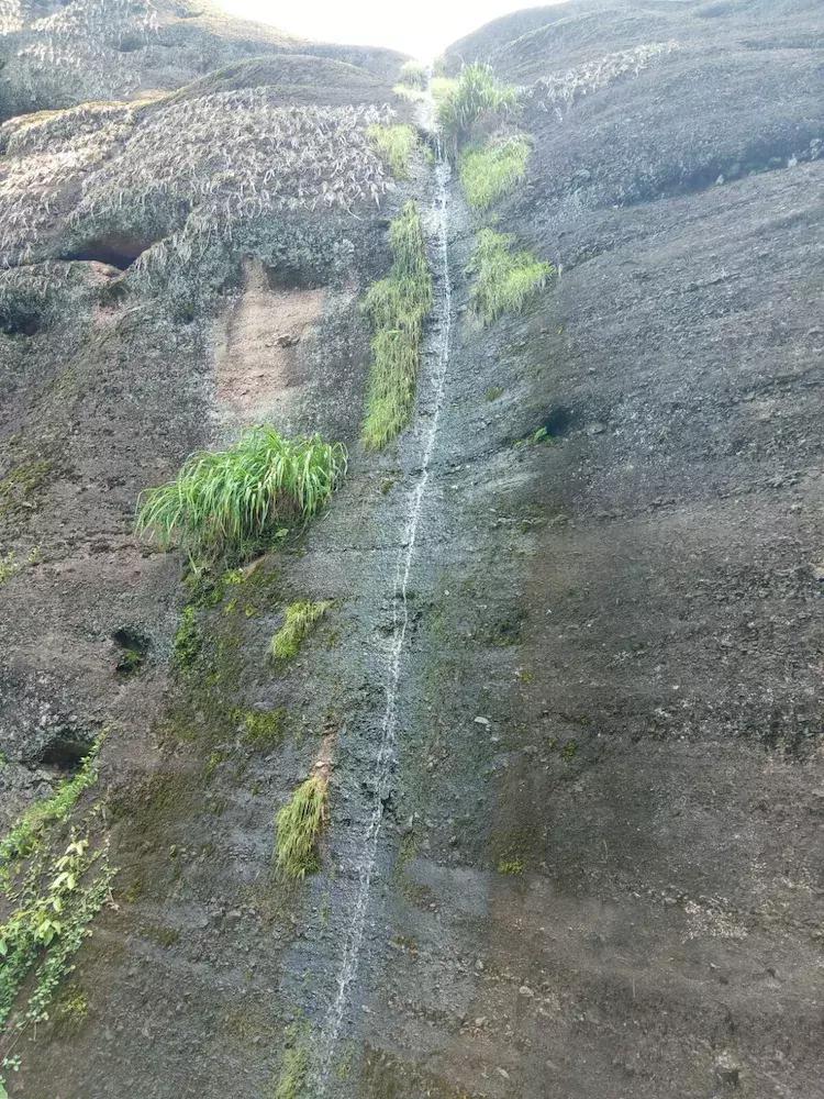 一个让人流连忘返的地方，山清水秀，只需要坐在河边发呆就行。