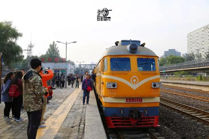 行人车辆请注意火车就要来了,行人车辆请注意火车来了不要抢道