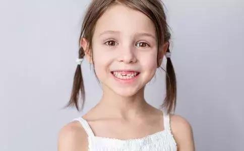 孩子乳牙还没掉就长新牙了怎么办,乳牙刚掉2天就长出新牙怎么回事