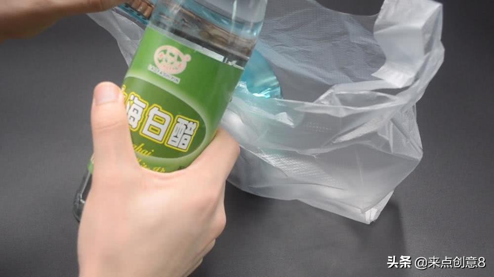 把牙膏涂抹在淋浴喷头上,把牙膏挤到喷水壶里