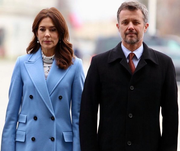 被波兰第一夫人气质惊艳了！红色大衣高贵又优雅，丹麦王妃都输了