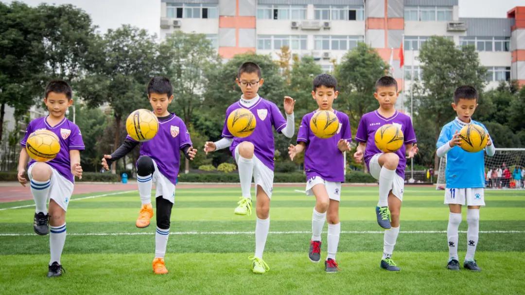 赞！绵中英才被授予“绵阳市校园足球示范学校”荣誉称号