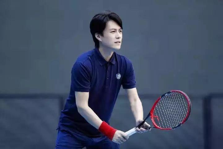 说大话、卖弄文字、夸大学识,“老干部”靳东人设崩得一点不冤