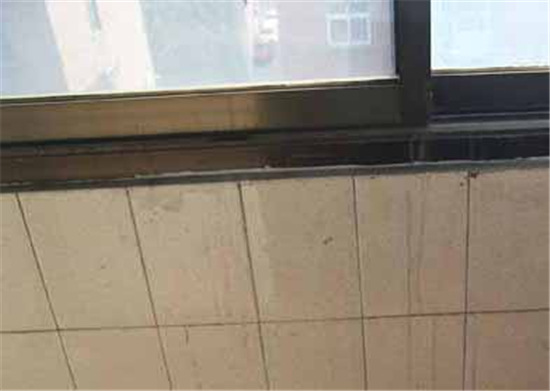 冬天窗户漏水口往里漏水,窗户漏水了