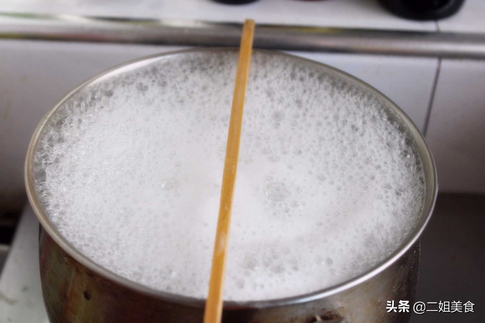 面条如何煮出来不粘锅,煮面条如何防止汤溢出来