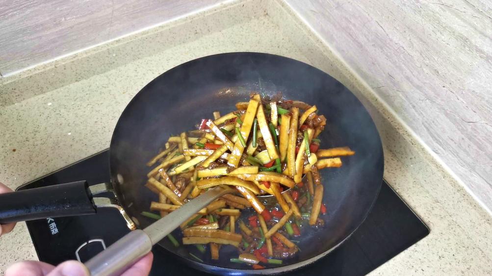 芹菜炒香干怎么做才能让香干入味,香干怎么炒不烂