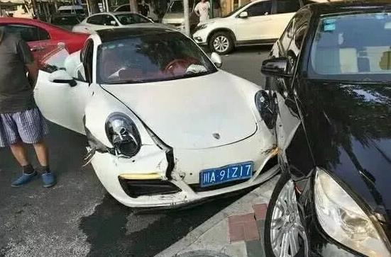 国足又惹事！主力前锋被曝当街涂改汽车号牌，此前多人酒驾被拘