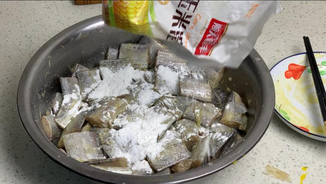 红烧带鱼做出来肉很烂,红烧带鱼第一步