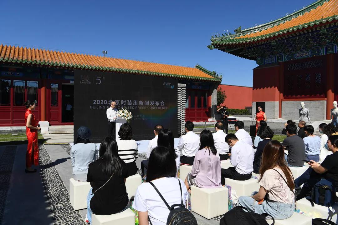 北京时装周闪耀暖暖大屏,2018北京时装周传承京剧之美