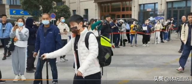 国乒樊振东黑色体恤,樊振东陈梦同款衣服完整视频