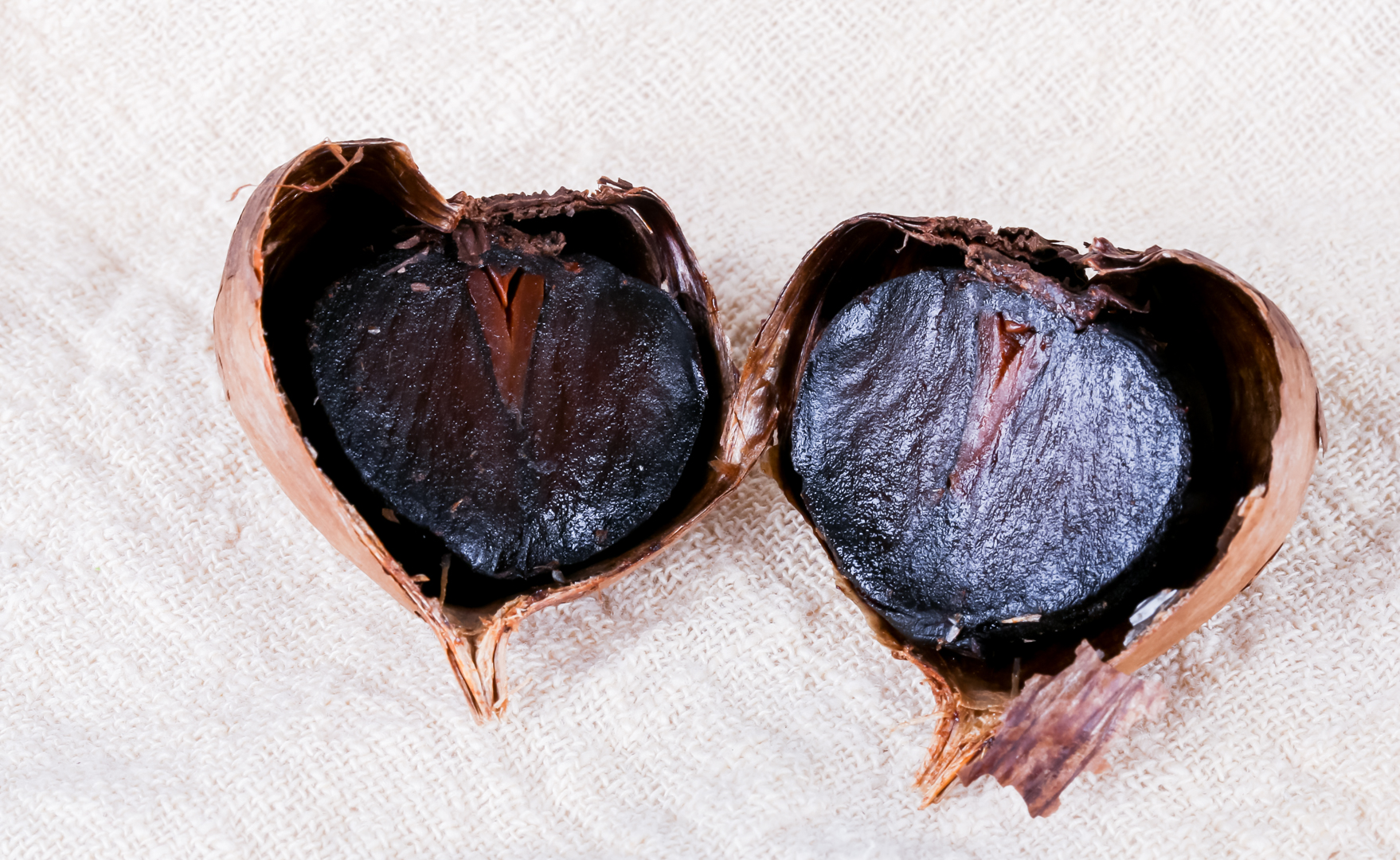 黑蒜小众零食,看着像梅子吃起来像李子的水果