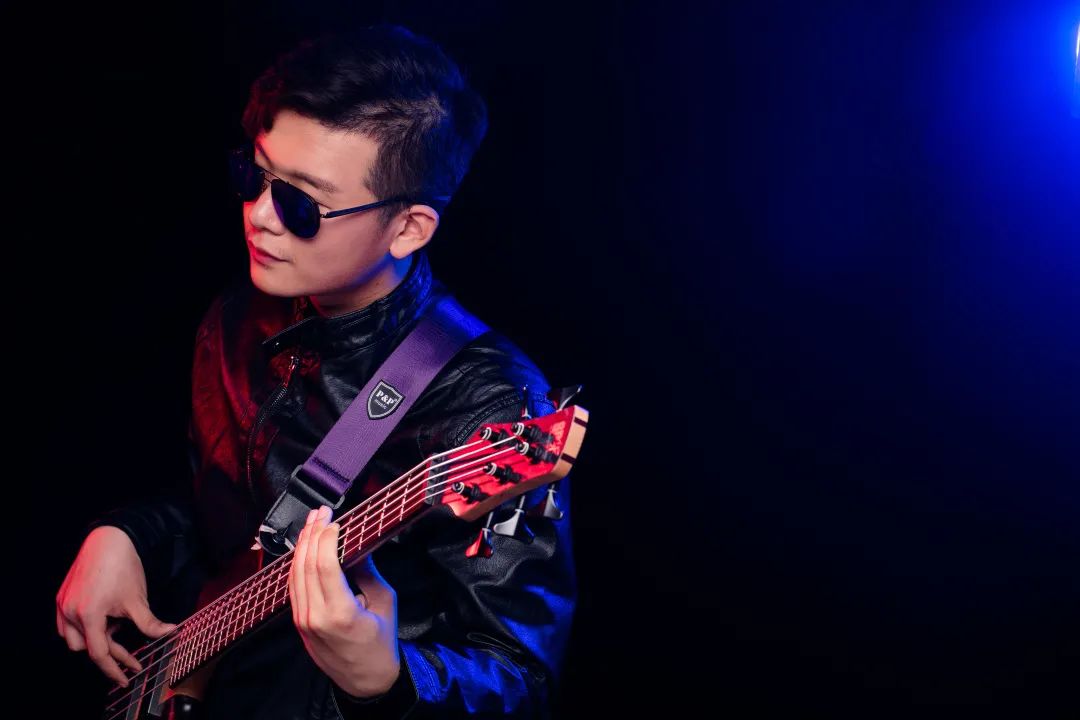 贝斯少年的逆袭路:曾被焦虑困扰曾是乐队配角