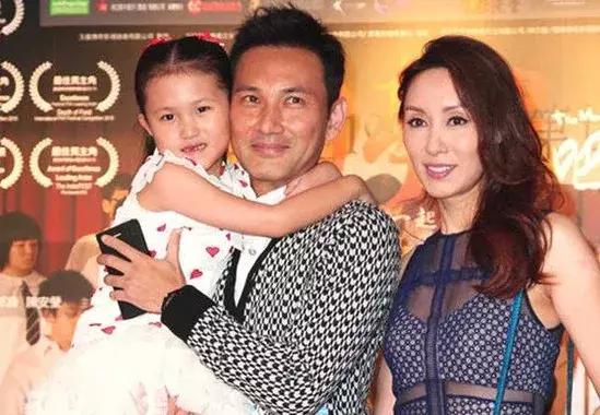 拼子宫,拼铂金包,拼头等舱……焦虑的母亲们真是屡屡拼出新高度