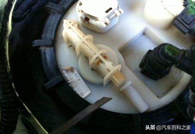 加完油车内汽油味重原因分析,坐在车内闻到汽油味是什么原因