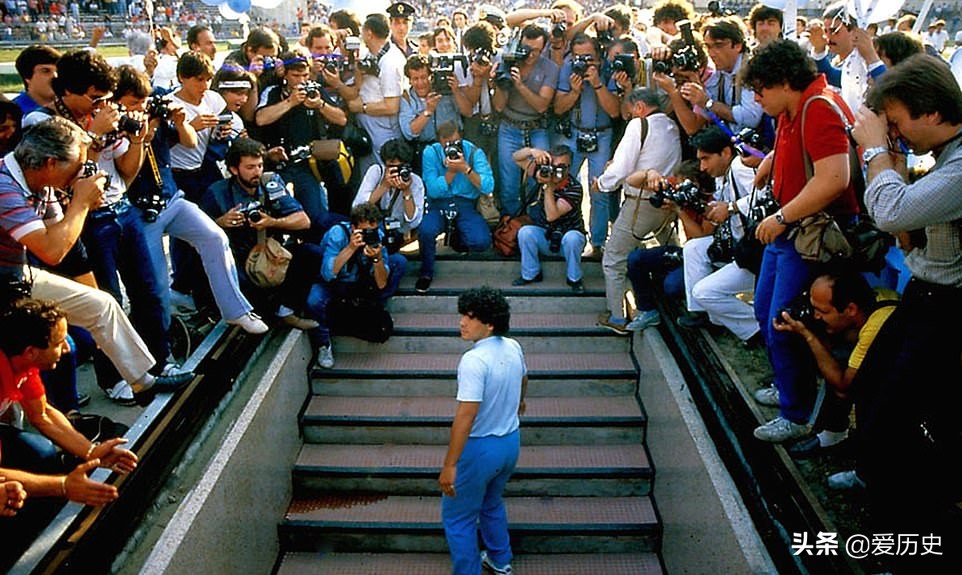 马拉多纳在看台上咆哮,马拉多纳最后一次回球场