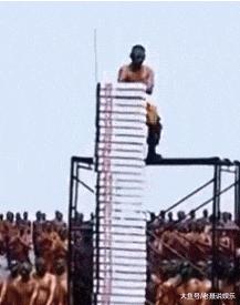 搞笑gif开心一刻不按常理出牌,搞笑gif趣图哥们别拍马屁很危险的