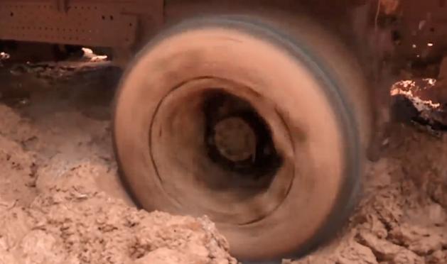 非洲牧师给穷人疯狂*脑洗**，几分钟就赚两万块，穷人激动得浑身抽搐