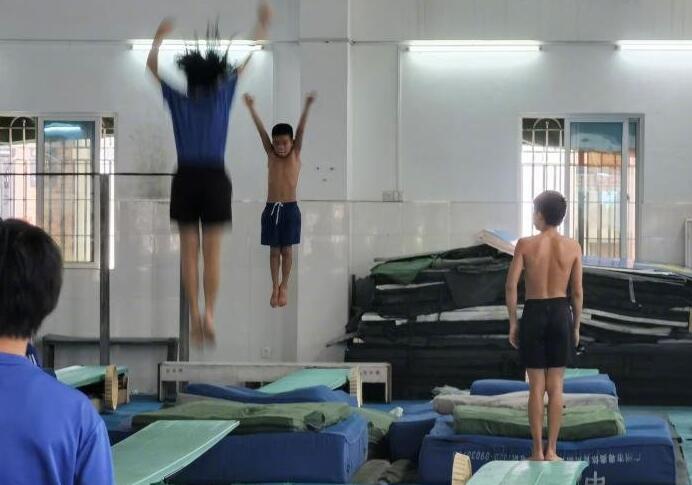 全红婵获赠20万现金教练有奖金吗,全红婵给队友发零食