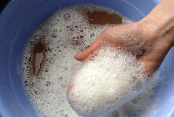 洗头发应该先抹护发素吗,洗头发先涂洗发水还是护发素