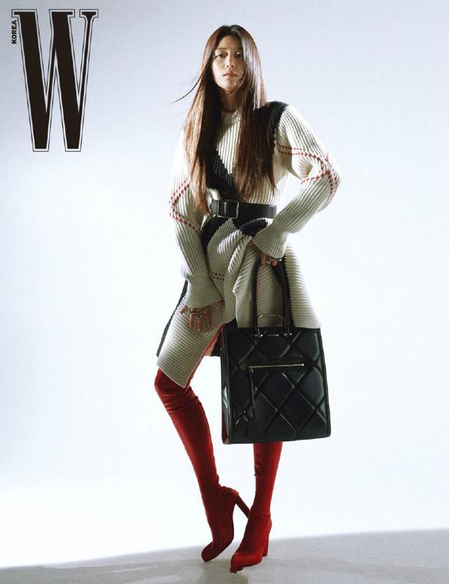 女神全智贤气场A到爆!千鸟格大衣穿出女大佬范,裸妆美回千颂伊
