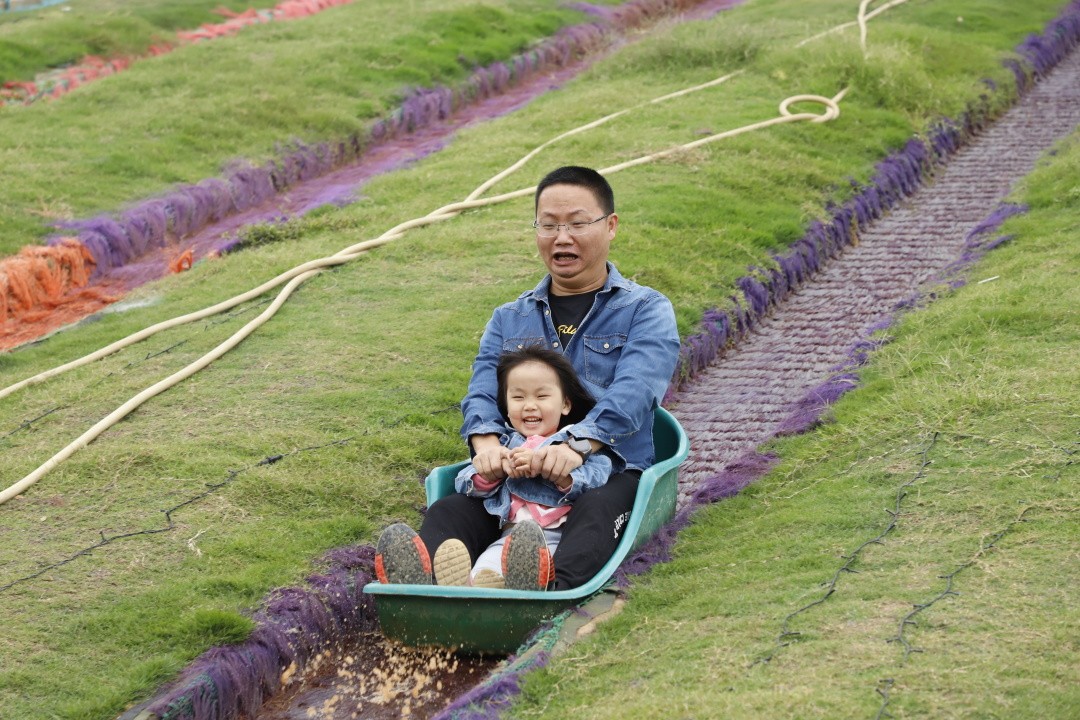 东莞东城莞师附小2022届604班,莞师附小学生踢球