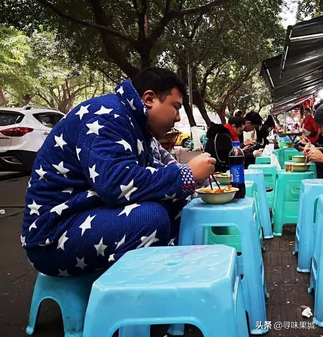 肖战重庆板凳面,肖战现身重庆一面馆吃豌杂面