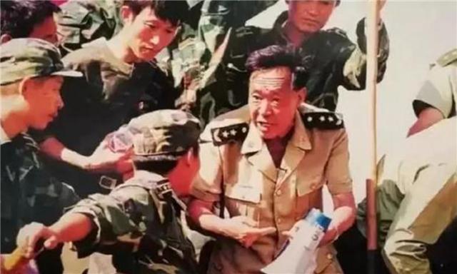 董万瑞98解放军抗洪催泪宣传片,九江抗洪抢险总指挥董万瑞事迹