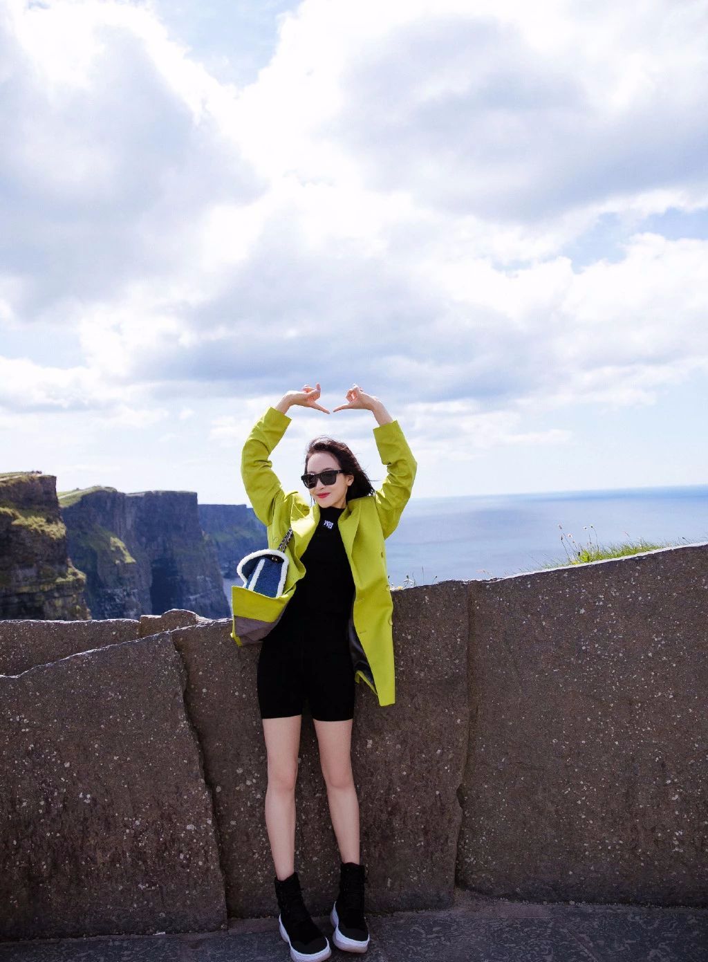 宋茜你为什么还单身?爱尔兰旅行一身芥末绿西装还露腿明媚美好