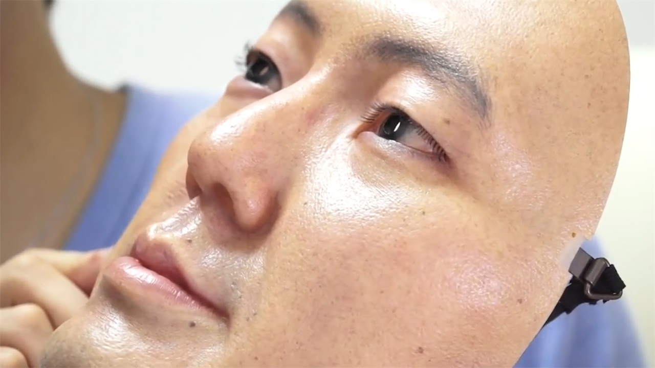 日本发明“*皮人**面具”,猥琐大叔带上变少女网红脸,非常精致