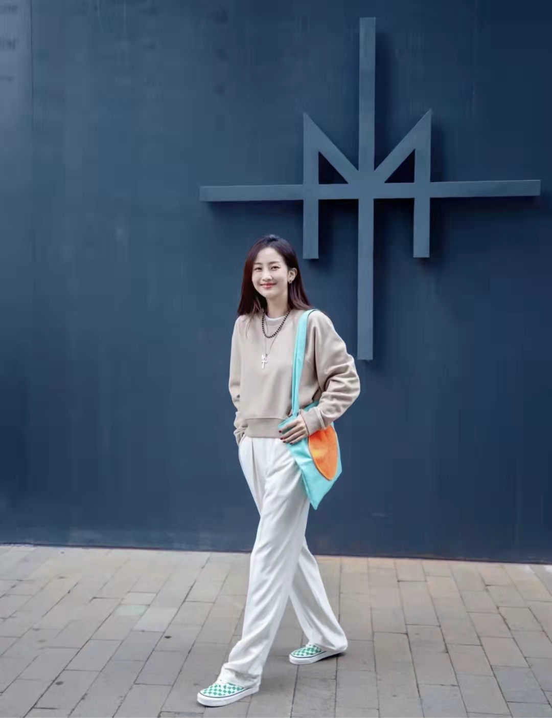 白色阔腿裤配什么颜色上衣好看,深蓝阔腿裤配白色中袖上衣好吗