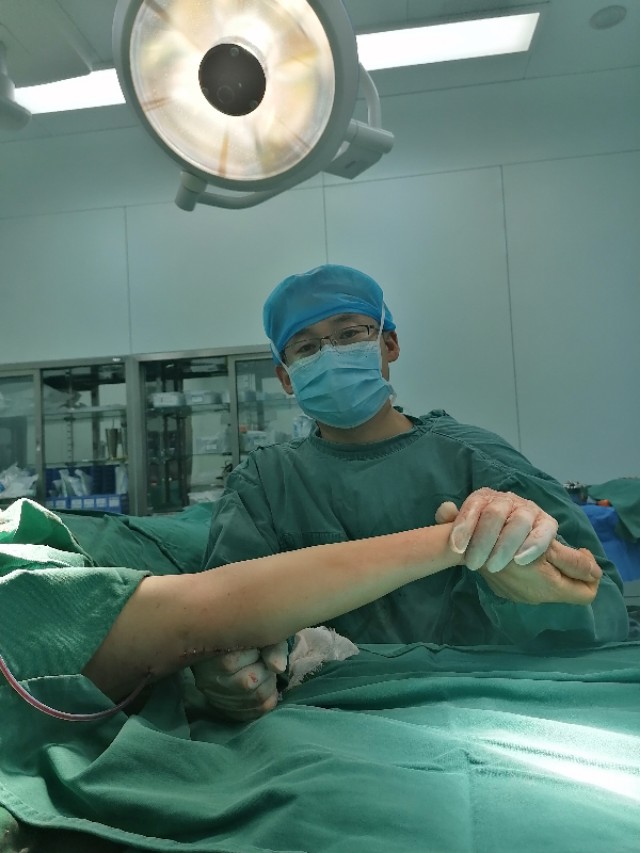 肘关节僵硬手术松解后一直有积液,肘关节僵硬异位骨化必须做松解吗