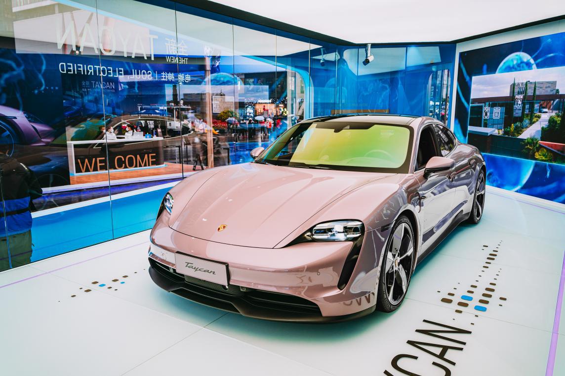 taycanturbos冰莓粉,买不起taycan的比亚迪