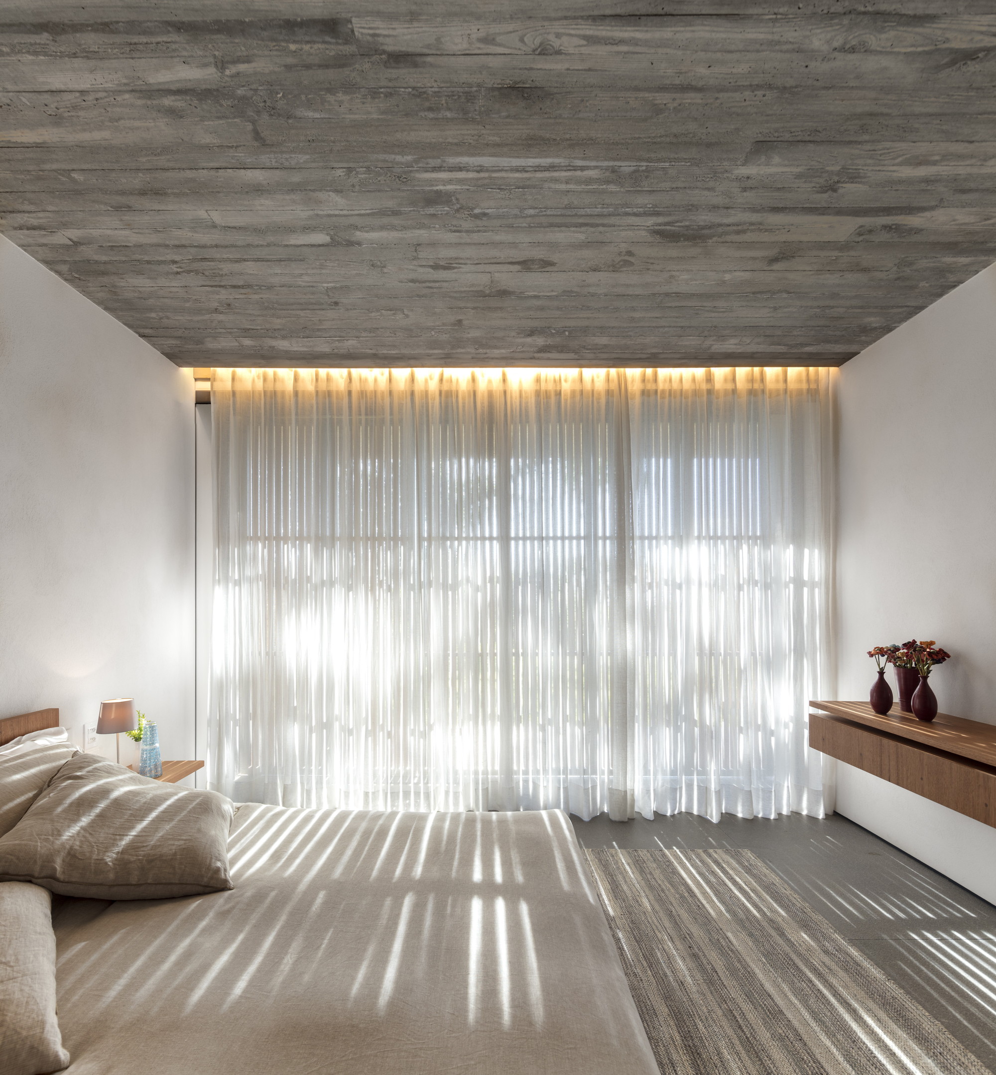 1000m²屋顶满种绿草，消隐在田园水光里的家