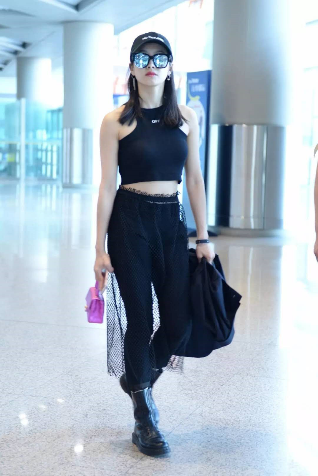 张柏芝胆子好大!穿条黑色礼裙露肚脐太抢镜了,气质形象很到位