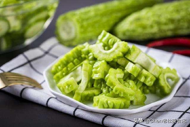 凉拌苦瓜怎么才不苦,凉拌苦瓜如何去除苦味