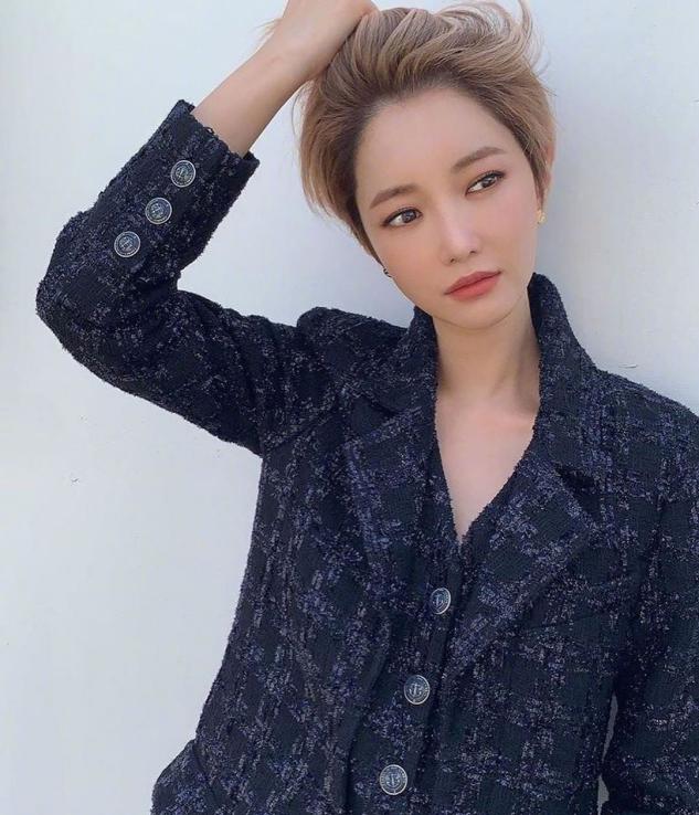 女士头发多又厚适合哪种减龄短发,中年妇女发型短发40-50岁方形脸