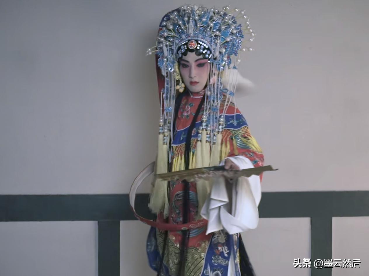 盗墓笔记解雨臣为什么烧了戏服,盗墓笔记里解雨臣青衣扮相