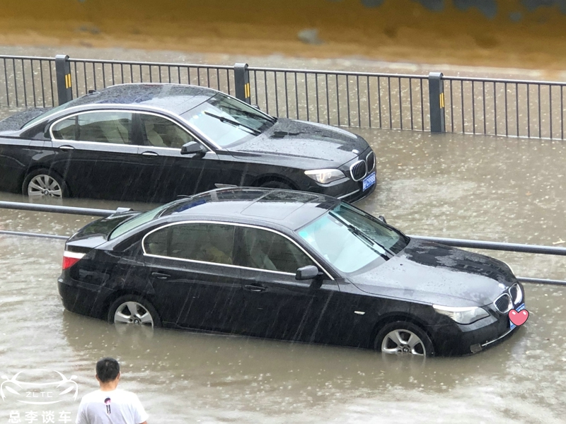 路面积水后果,路面有淤泥导致出事故找谁